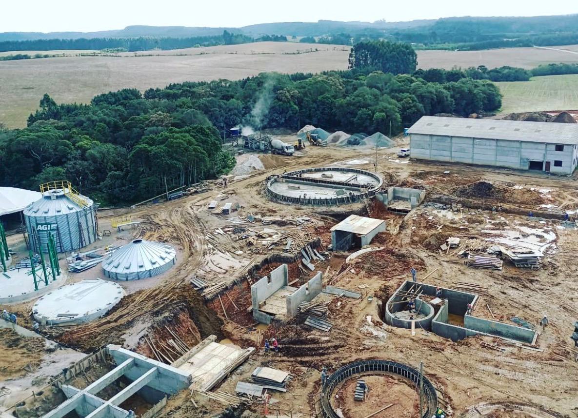 Vista aérea de infraestrutura industrial em execução