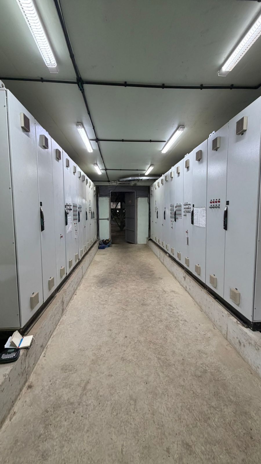 Corredor de sala elétrica com painéis de controle